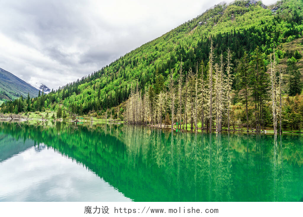 蓝天白云下的西京山双桥沟青山绿水风景中国四川省西京山双桥沟盆景海滩风景区中的一个湖。美丽的风景，山巅，五彩缤纷的树木 